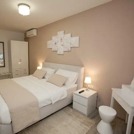 アパート Michela Central Apartment ザダル