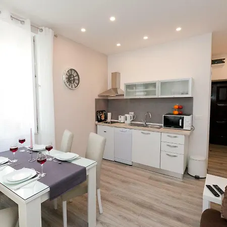 Michela Central Apartment アパート