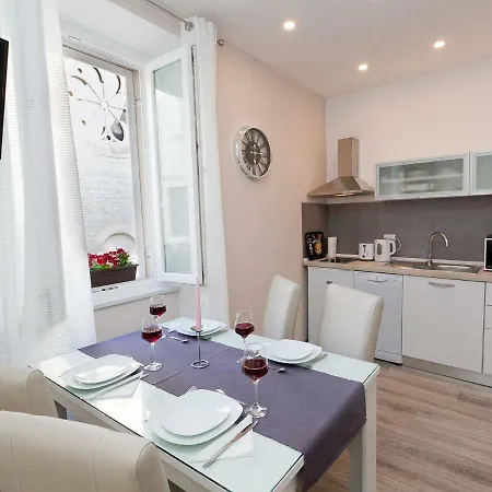 Michela Central Apartment ザダル