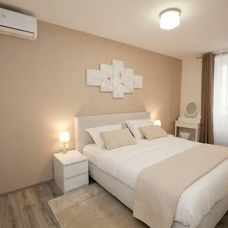 Michela Central Apartment *