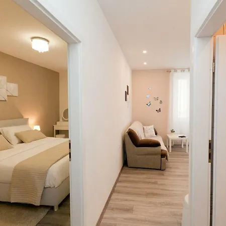Michela Central Apartment アパート ザダル