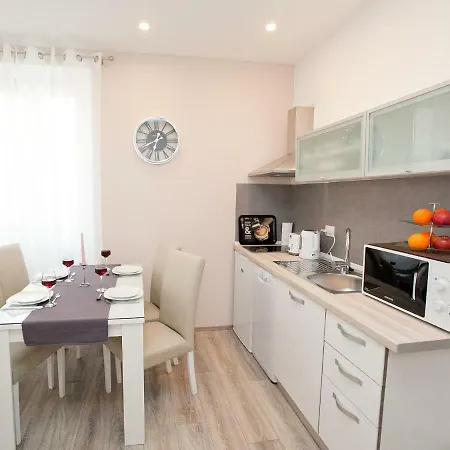 Michela Central Apartment アパート *