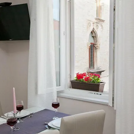 Michela Central Apartment ザダル